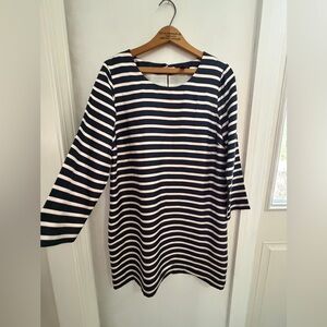 J Crew striped silk striped dress with sleeves size 8.
Preowned excellent con